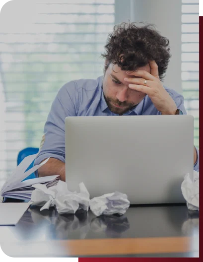 Persona frente al portátil durante la elaboración de la tesis