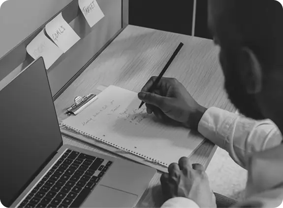 Doctor escribiendo su tesis